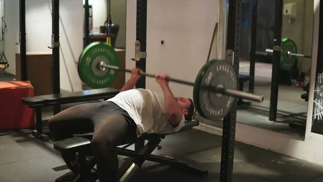 Close Grip Bænkpres