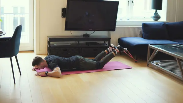 Band lying knee curls